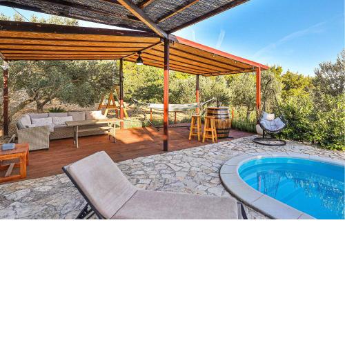 2 Bedroom Stunning Home In Kastel Kambelovac