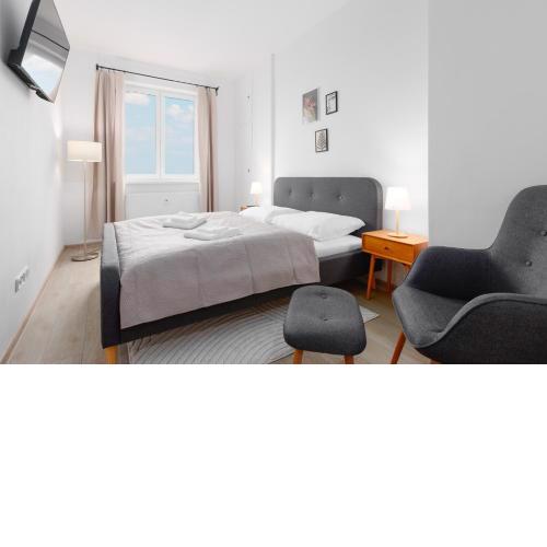 2 bedrooms apartment with kitchen near the subway