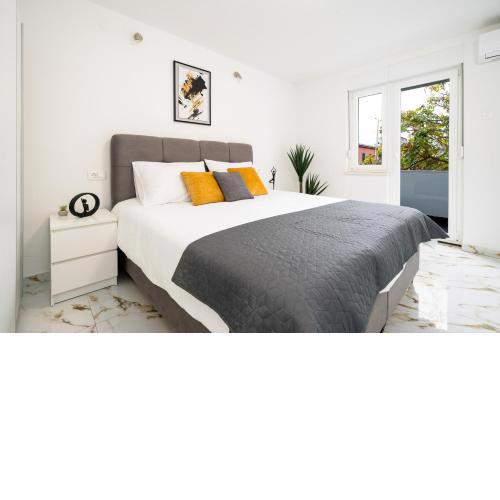 2 bedrooms app with balcony in CENTER