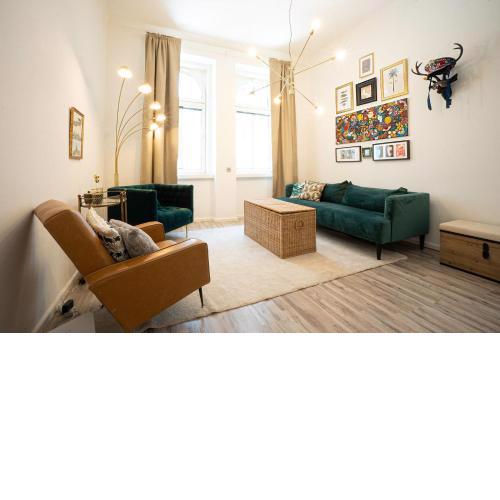 2-room apartment on the first floor with designer renovation. Exit to the courtyard. 15 minutes to Schloss Schönbrunn