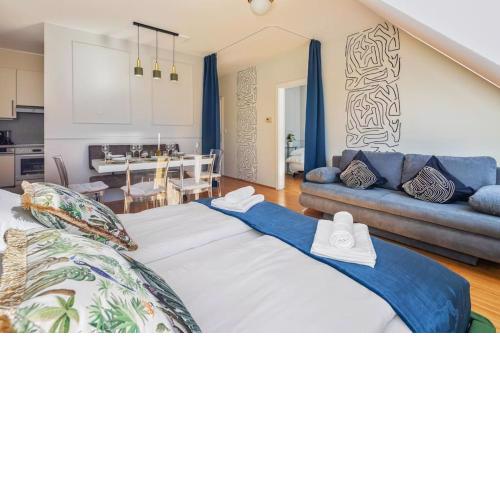 2 seperate Full Apartments / 5 BR / Rooftop /