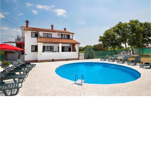 3 Bedroom Amazing Apartment In Barban