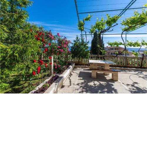 3 Bedroom Amazing Apartment In Duce