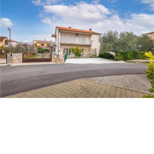 3 Bedroom Amazing Apartment In Fazana