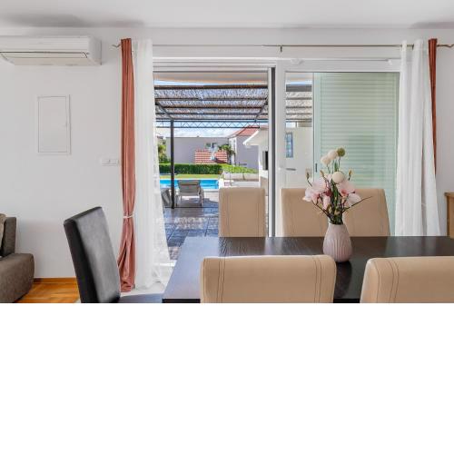 3 bedroom apartment with private pool