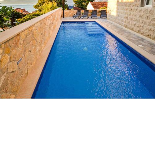 3 Bedroom Awesome Apartment In Postira