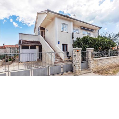 3 Bedroom Awesome Apartment In Pula