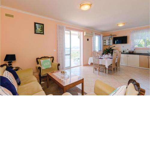 3 Bedroom Beautiful Apartment In Orasac
