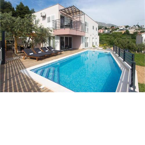 3 Bedroom Beautiful Apartment In Podstrana