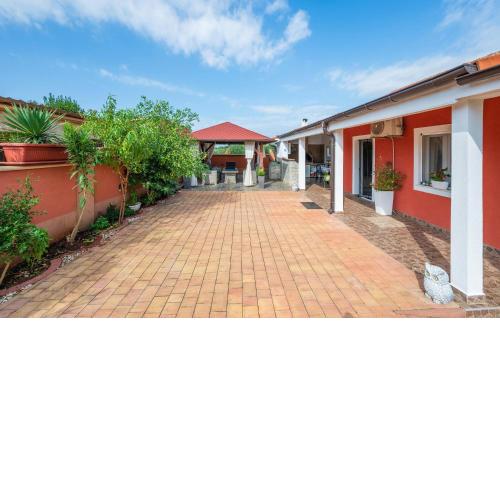 3 Bedroom Beautiful Apartment In Pula