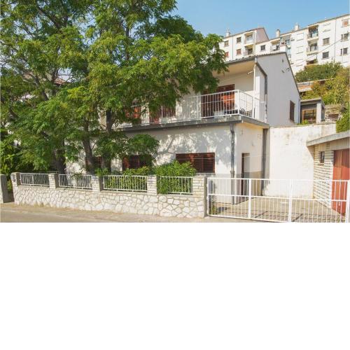 3 Bedroom Beautiful Apartment In Senj