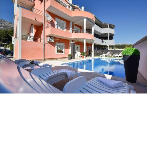 3 Bedroom Beautiful Apartment In Solin