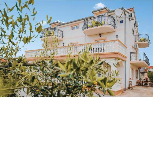 3 Bedroom Beautiful Apartment In Vodice