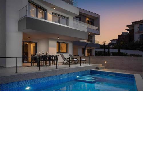 3 Bedroom Beautiful Apartment In Zidarici