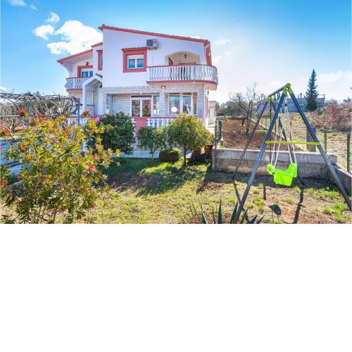 3 Bedroom Beautiful Home In Debeljak