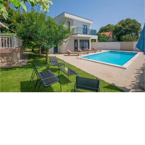 3 Bedroom Beautiful Home In Donji Prolozac