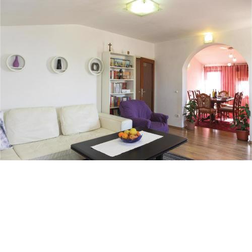 3 Bedroom Cozy Apartment In Kastel Kambelovac