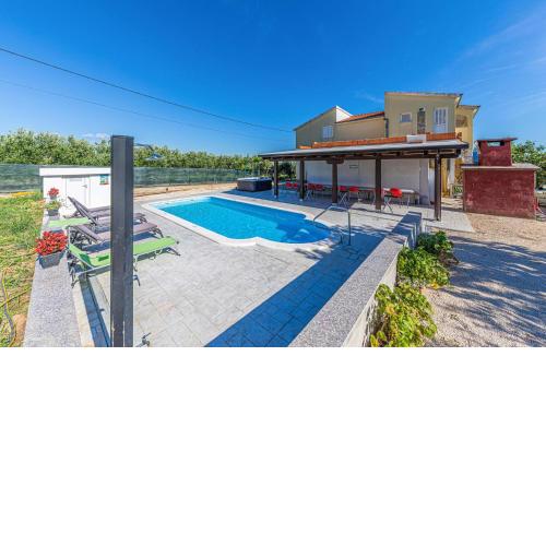 3 Bedroom Cozy Apartment In Kastel Novi