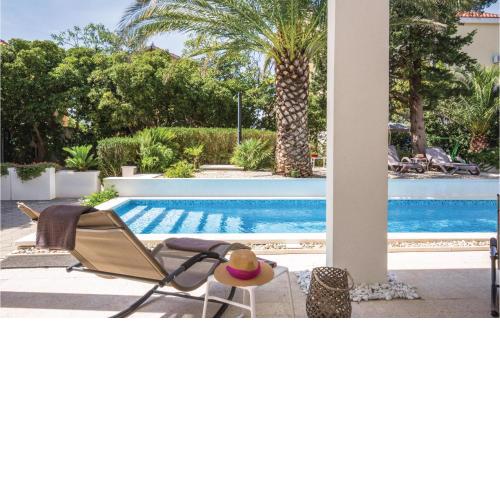 3 Bedroom Cozy Apartment In Makarska