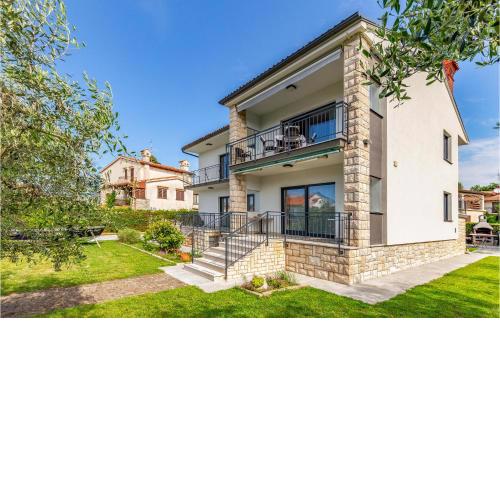 3 Bedroom Cozy Apartment In Medulin