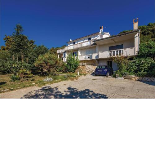 3 Bedroom Cozy Apartment In Supetarska Draga