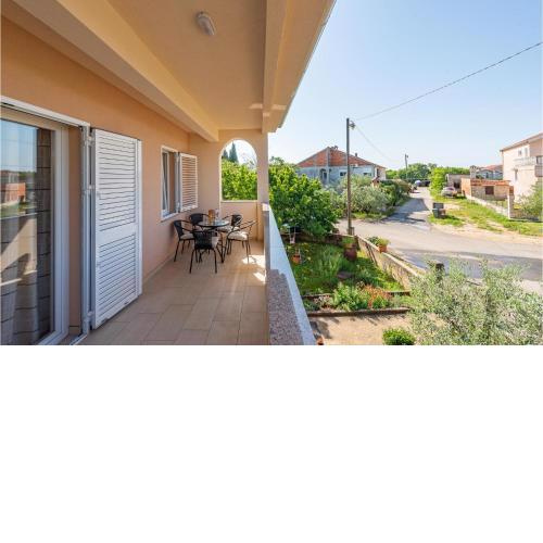 3 Bedroom Cozy Apartment In Zadar