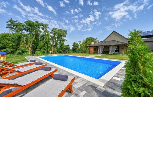 3 Bedroom Cozy Home In Gornje Plavnice