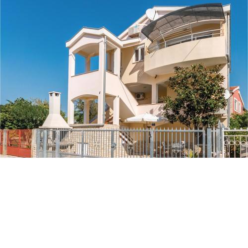 3 Bedroom Gorgeous Apartment In Bibinje