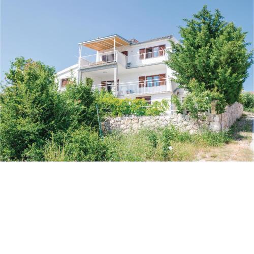 3 Bedroom Gorgeous Apartment In Maslenica