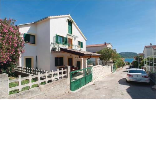 3 Bedroom Gorgeous Apartment In Pirovac