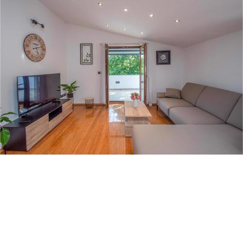 3 Bedroom Gorgeous Apartment In Rezanci