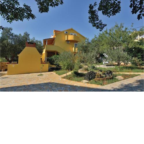 3 Bedroom Lovely Apartment In Crna Punta