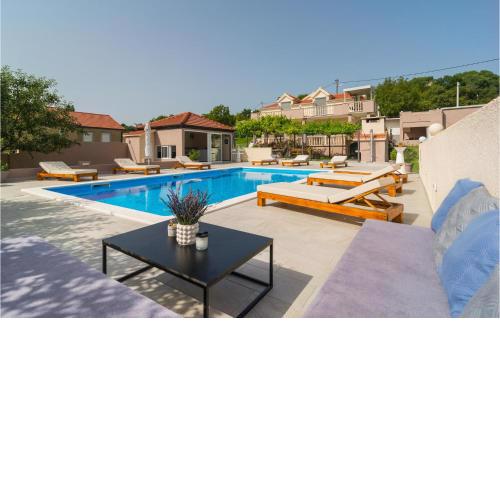 3 Bedroom Lovely Apartment In Obrovac Sinjski