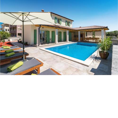 3 Bedroom Lovely Home In Peroj