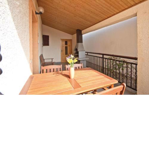 3 Bedroom Nice Apartment In Fazana