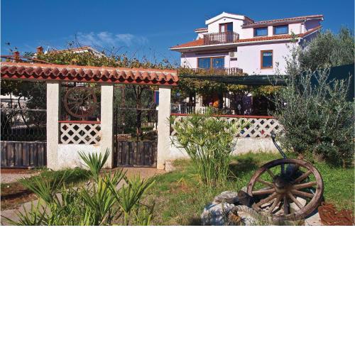 3 Bedroom Nice Apartment In Fazana