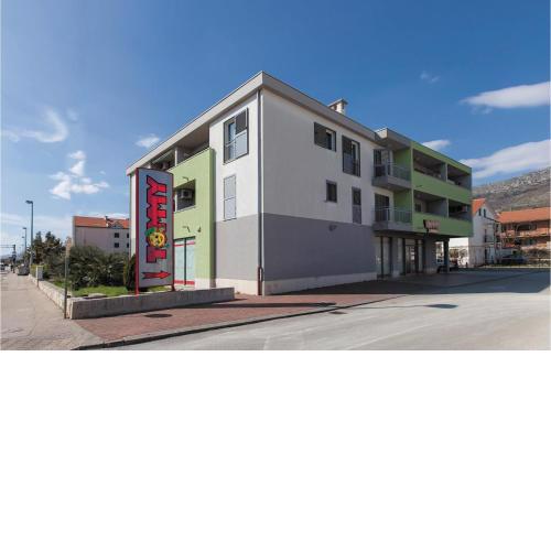 3 Bedroom Nice Apartment In Kastel Gomilica