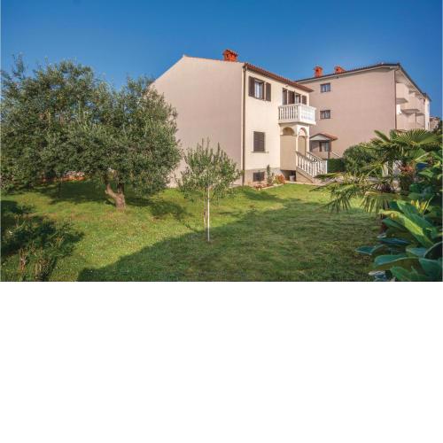 3 Bedroom Nice Apartment In Peroj