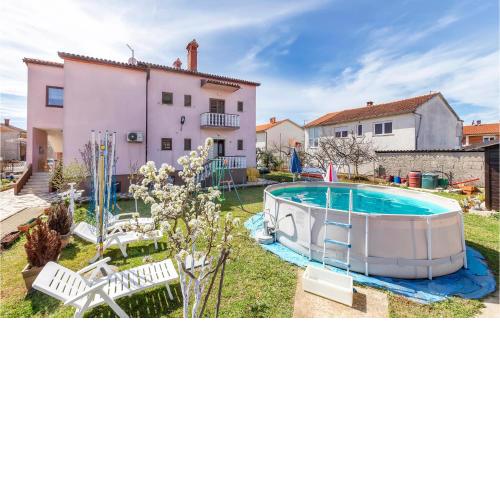 3 Bedroom Nice Apartment In Pula