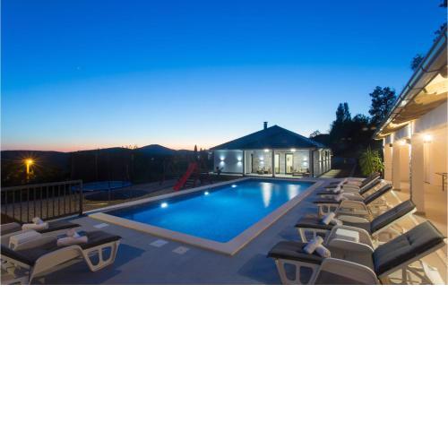 3 Bedroom Nice Home In Caporice