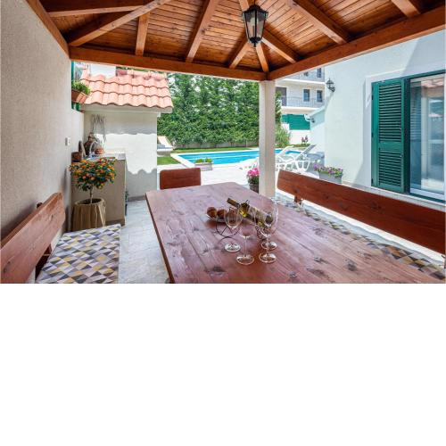 3 Bedroom Nice Home In Mravince