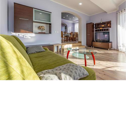 3 Bedroom Pet Friendly Apartment In Pula