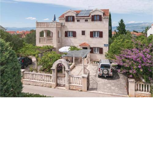 3 Bedroom Pet Friendly Apartment In Supetar
