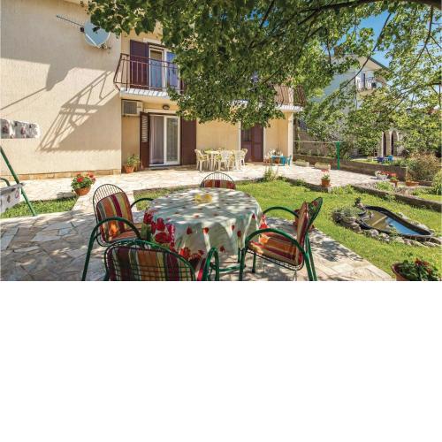3 Bedroom Pet Friendly Apartment In Viskovo