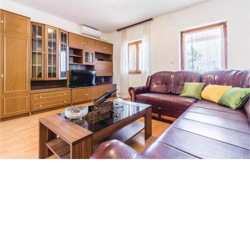 3 Bedroom Stunning Apartment In Pula