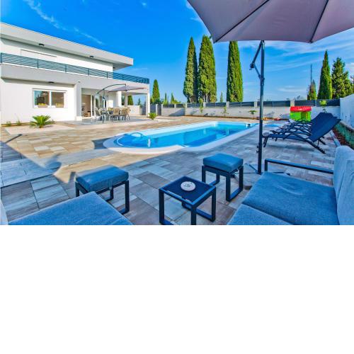 3 Bedroom Stunning Home In Bogomolje