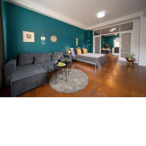 3B Bright Beautiful Newly Renovated 3BR