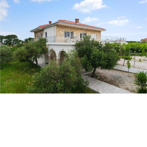 4 Bedroom Amazing Apartment In Gornje Selo