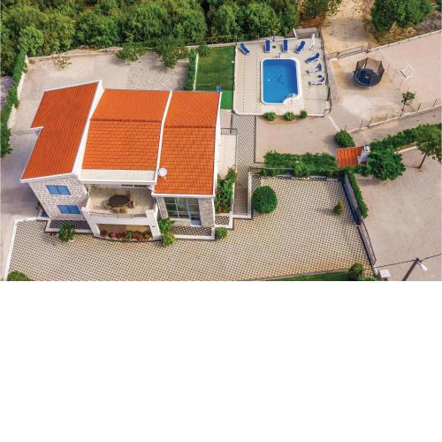 4 Bedroom Amazing Home In Duge Njive
