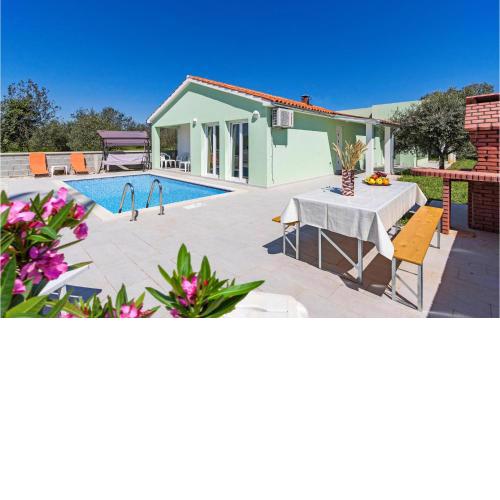 4 Bedroom Amazing Home In Fazana